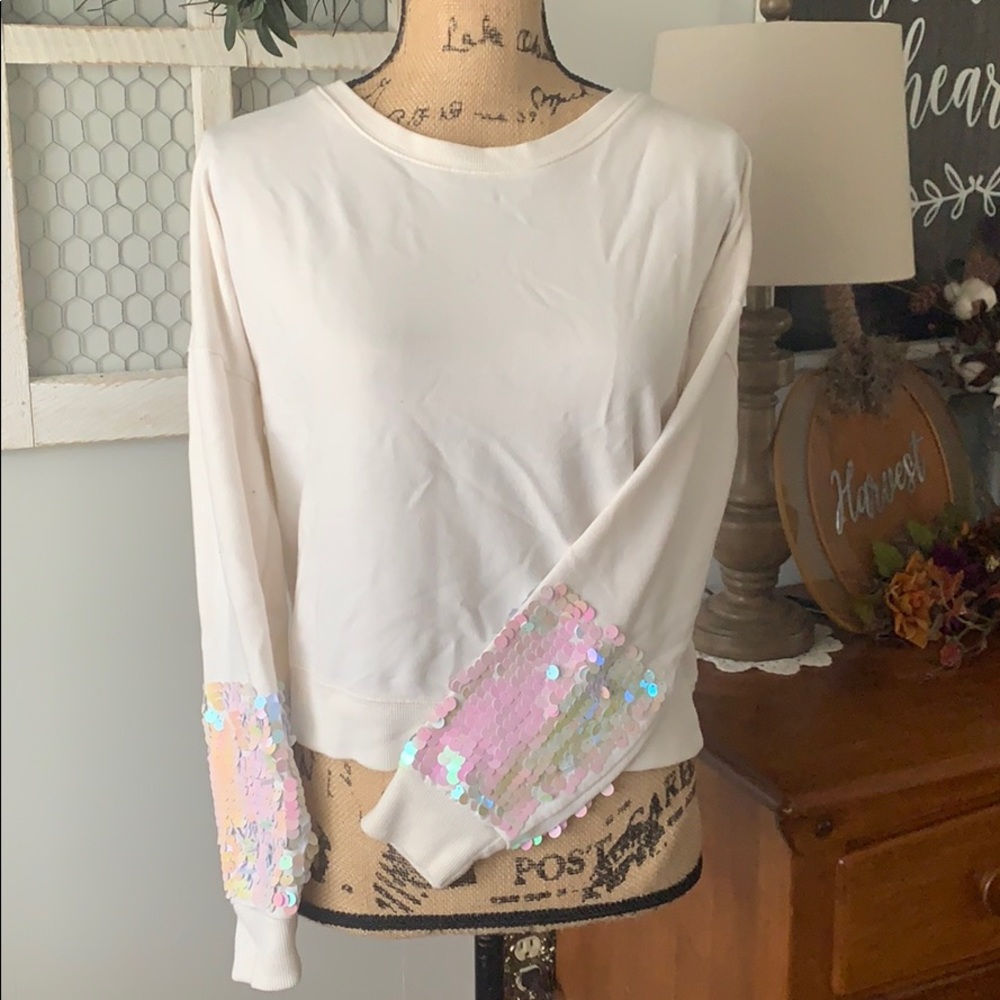 New York and company white sweatshirt type sweater
